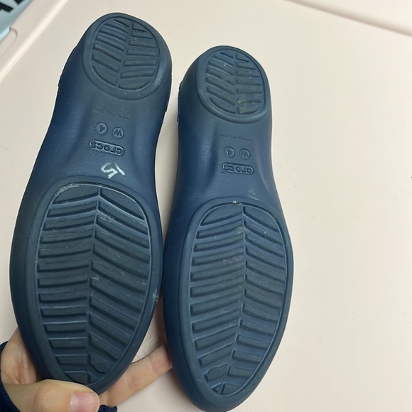 Crocs Women’s Laura Slip on Flat Sandal Navy Blue Size 4 women - Picture 6 of 6